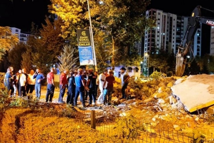 Niğde'de yıkım sırasında yangın merdiveni yola devrildi