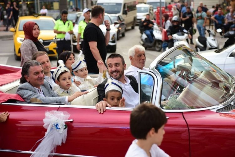 Bursa Kestel Belediyesinin geleneksel s&uuml;nnet ş&ouml;leninde 72 &ccedil;ocuk aileleriyle eğlendi