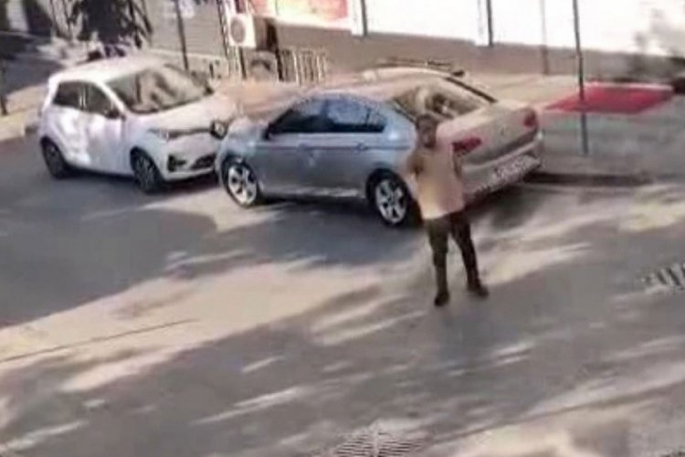 Uzaklaştırma kararı biter bitmez boşanma aşamasındaki eşinin evinin &ouml;n&uuml;ne gidip tehditler yağdırdı