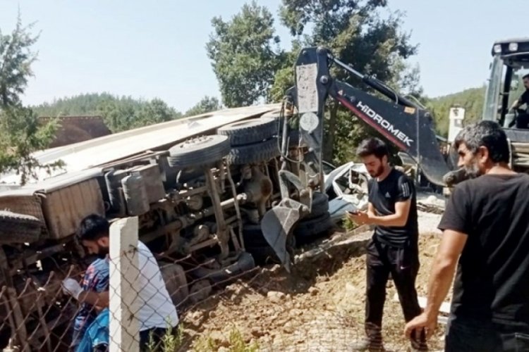 Cenaze namazı kılanların arasına kamyon daldı! &Ouml;l&uuml; ve yaralılar var
