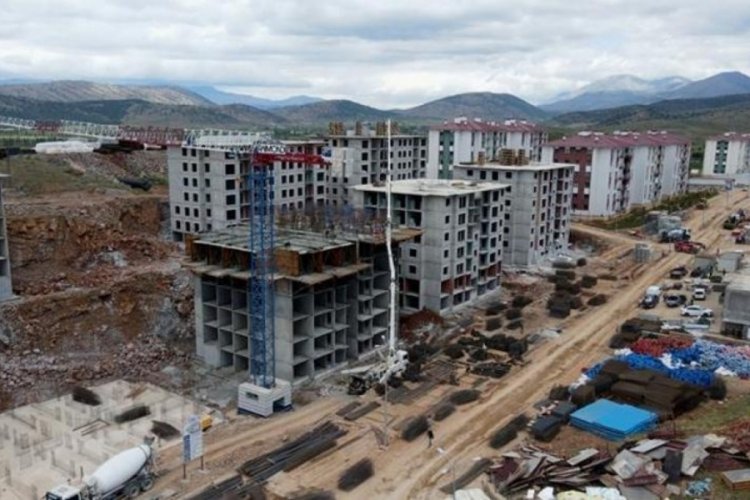 Bakan &Ouml;zhaseki duyurdu! Deprem konutları hızla y&uuml;kseliyor