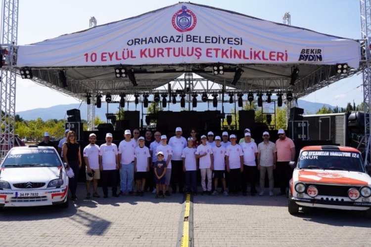 Bursa'da otomobil sporları kul&uuml;b&uuml; bu kez otizmli &ccedil;ocuklar i&ccedil;in sahnede