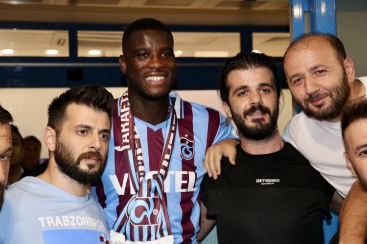 Trabzonspor'un transfer g&ouml;r&uuml;şmelerini s&uuml;rd&uuml;rd&uuml;ğ&uuml; Paul Onuachu, Trabzon'a geldi