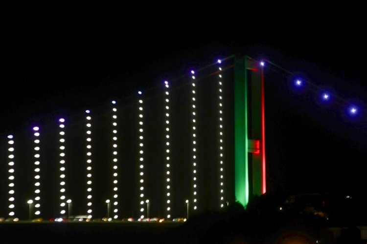 15 Temmuz Şehitler K&ouml;pr&uuml;s&uuml; Tacikistan bayrağının renkleriyle aydınlatıldı