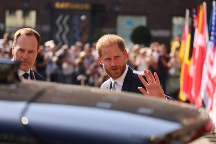 Prens Harry, D&uuml;sseldorf'ta ilgiyle karşılandı
