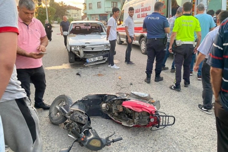 Sakarya'da otomobille &ccedil;arpışan motosikletin s&uuml;r&uuml;c&uuml;s&uuml; yaralandı