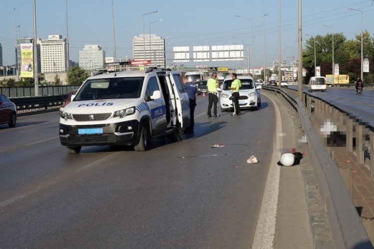 Bursa'da motosiklet devrildi, s&uuml;r&uuml;c&uuml; bariyerlere &ccedil;arparak &ouml;ld&uuml;