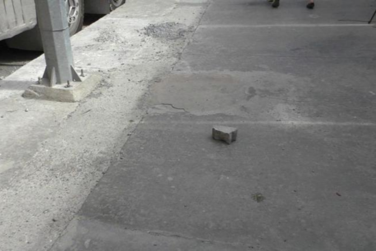 İstanbul'da gen&ccedil; kız kabusu yaşadı! Kaldırım taşıyla dişlerini kırdılar