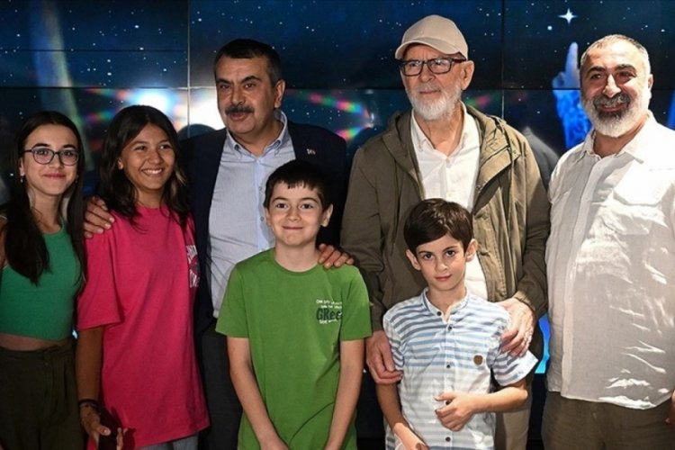 Bakan Tekin &ouml;ğrencilerle birlikte "Yıldız Tozu" filmini izledi