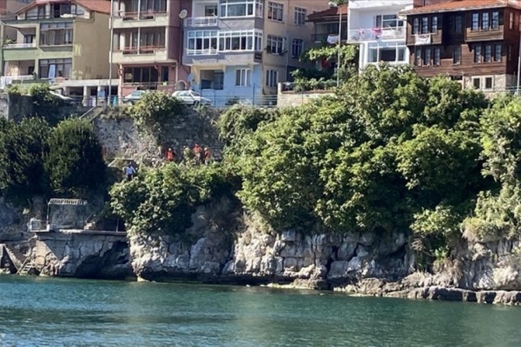 Amasra Kalesi'ne zarar veren ağa&ccedil; k&ouml;kleri temizleniyor