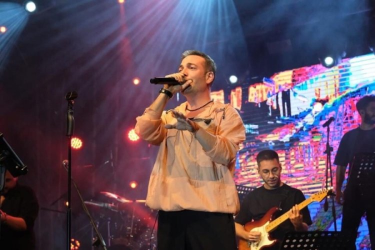 Karag&ouml;z Şenlikleri Festivali'nde Oğuzhan Ko&ccedil; sahne aldı