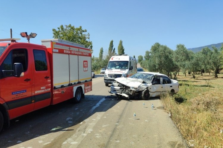 Bursa'da iki otomobil &ccedil;arpıştı: 6 kişi yaralandı