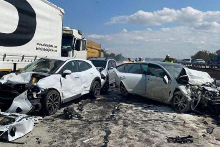 Edirne'de 12 ara&ccedil; birbirine girdi: &Ccedil;ok sayıda yaralı ve &ouml;l&uuml; var