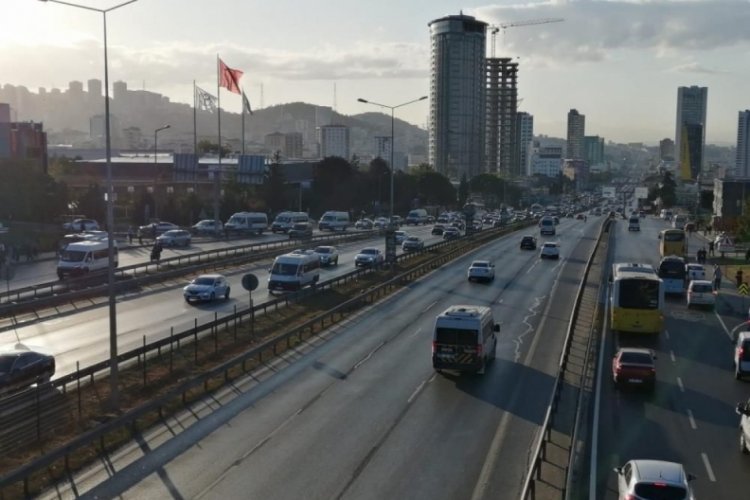 Okulların ilk g&uuml;n&uuml; İstanbul trafiğinde yoğunluk