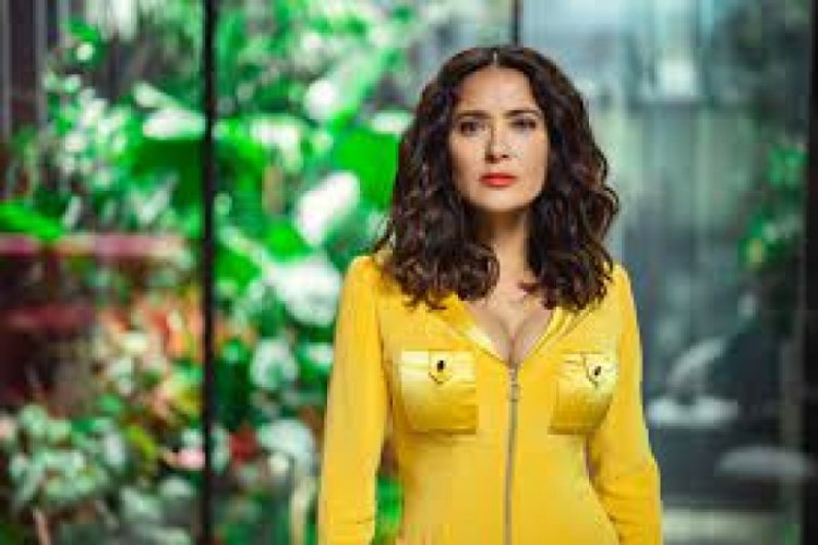 Yıllara meydan okuyan Salma Hayek cesur pozlarına yenisini ekledi