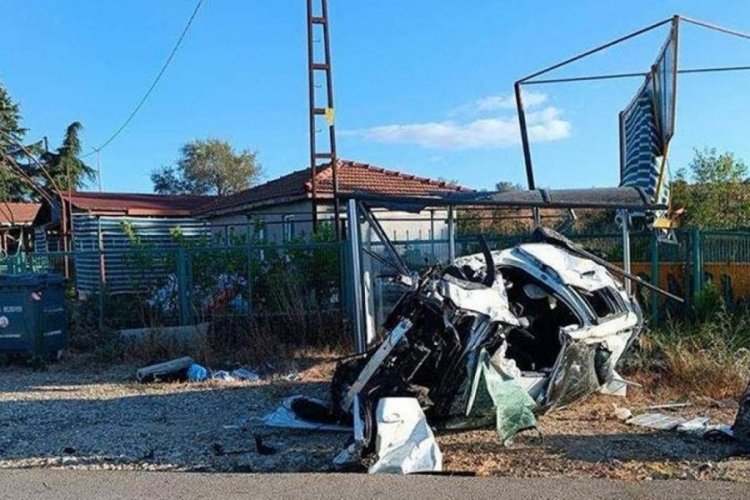 Takla atıp otob&uuml;s durağına &ccedil;arpan otomobildeki kadın yaşamını yitirdi
