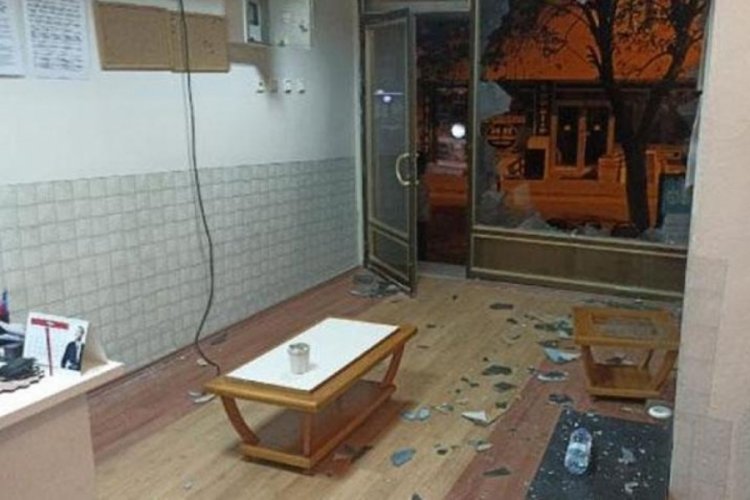 CHP mahalle temsilciğinin camları kırıldı