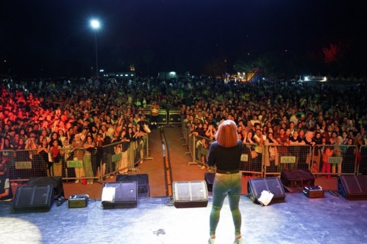 Bursa'nın kurtuluş etkinliklerinde sahne alan 90'lar grubundan performans....