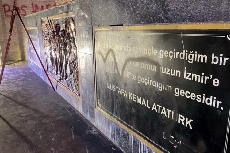İzmir'de Atat&uuml;rk Anıtı'na sprey boyalı saldırı
