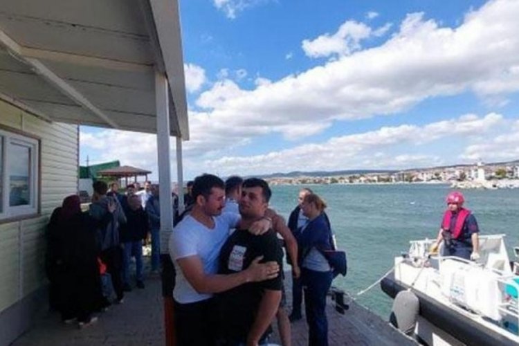Şişme botla 13,5 saat! Ekipler fark edince kurtarıldılar