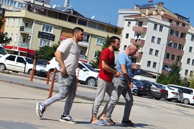 Bursa'da 'Adamsan bı&ccedil;akla' diyen arkadaşını, bor&ccedil; y&uuml;z&uuml;nden bı&ccedil;aklamış!