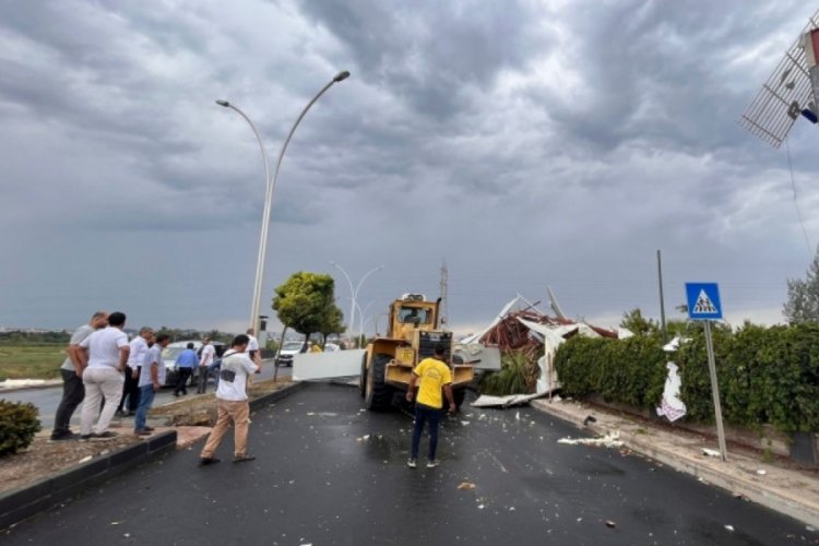 Mersin'de fırtına &ccedil;ıktı: Okulun &ccedil;atısı u&ccedil;tu