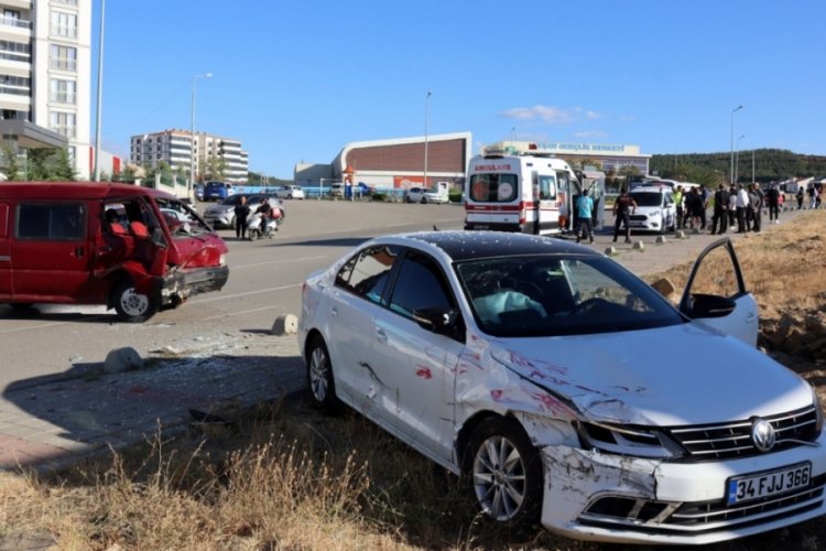 Edirne'de otomobil &ouml;nce minib&uuml;se, daha sonra yayalara &ccedil;arptı!