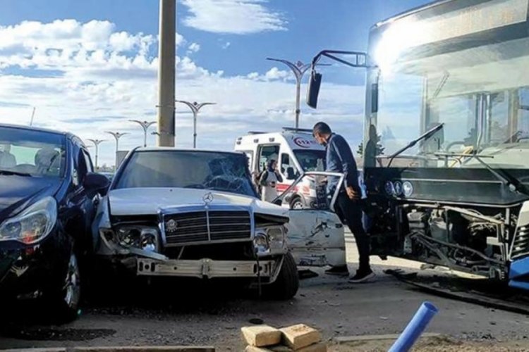Elazığ'da yolcu otob&uuml;s&uuml;  2 otomobile &ccedil;arptı!