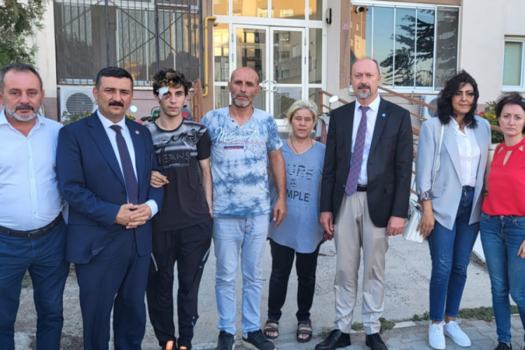 İYİ Parti Bursa'dan Suriyeliler tarafından darp edilen gen&ccedil; ve ailesine ziyaret