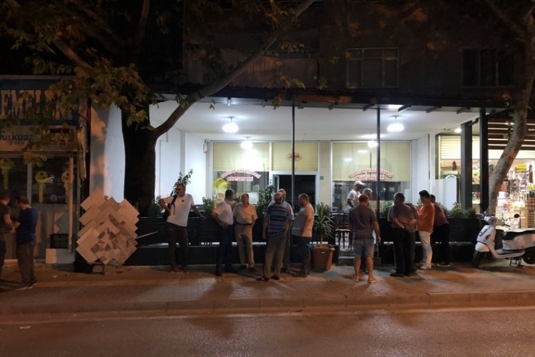 Bursa'da yolda y&uuml;r&uuml;rken tartıştığı şahıs tarafından bı&ccedil;aklandı!