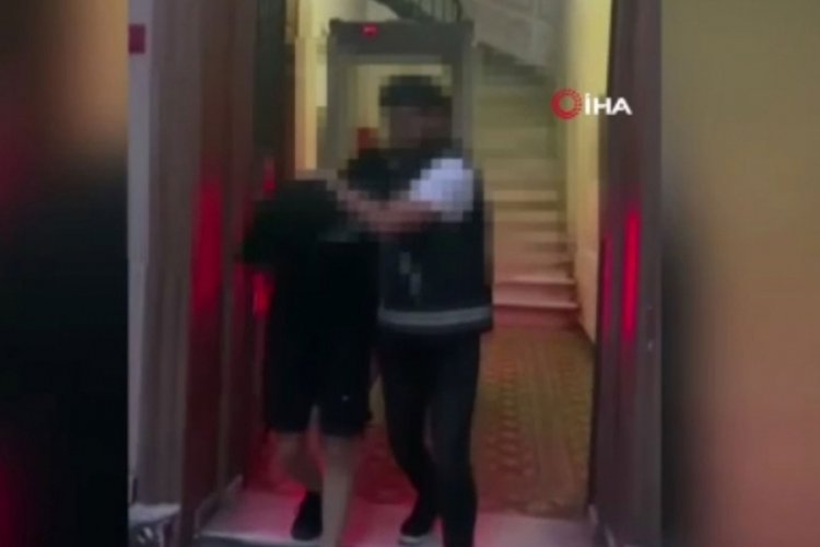 İstanbul'da şortlarını indirerek fotoğraf &ccedil;ekilen 2 erkek yakalandı