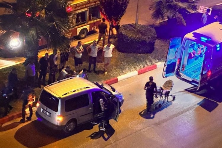 Osmaniye'de bisiklet s&uuml;r&uuml;c&uuml;s&uuml;, aracın &ouml;n camından i&ccedil;eri girdi