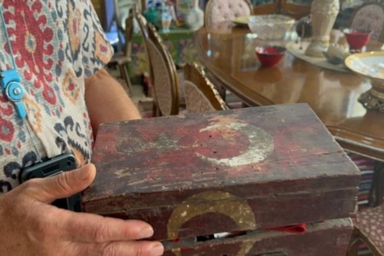 Kurtuluş Savaşı'ndan kalan sıhhiye &ccedil;antası Bursa'daki antika d&uuml;kkanında sergileniyor