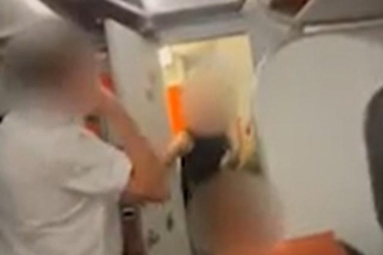 U&ccedil;ak tuvaletinde cinsel ilişkiye giren yolcular kapının a&ccedil;ılmasıyla ifşa edildi!