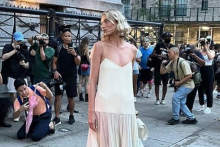 Peri kızı oldu! Elsa Hosk defileyi g&ouml;lgede bıraktı