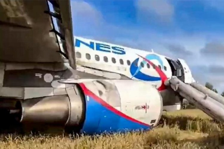 167 kişiyi taşıyan yolcu u&ccedil;ağı tarlaya acil iniş yaptı!