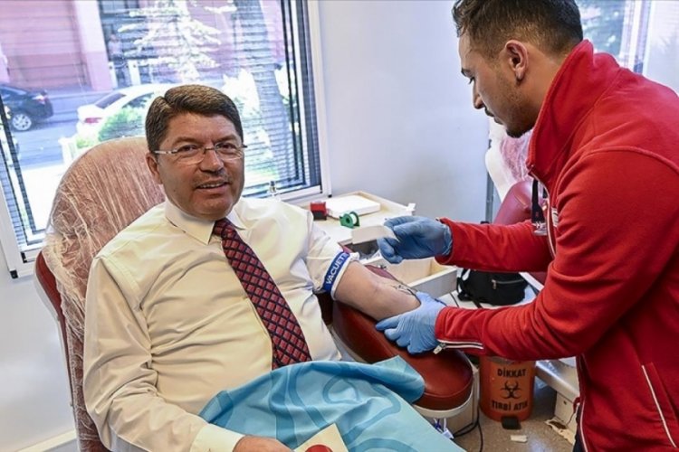 Adalet Bakanı Tun&ccedil;, T&uuml;rk Kızılay'a kan bağışında bulundu