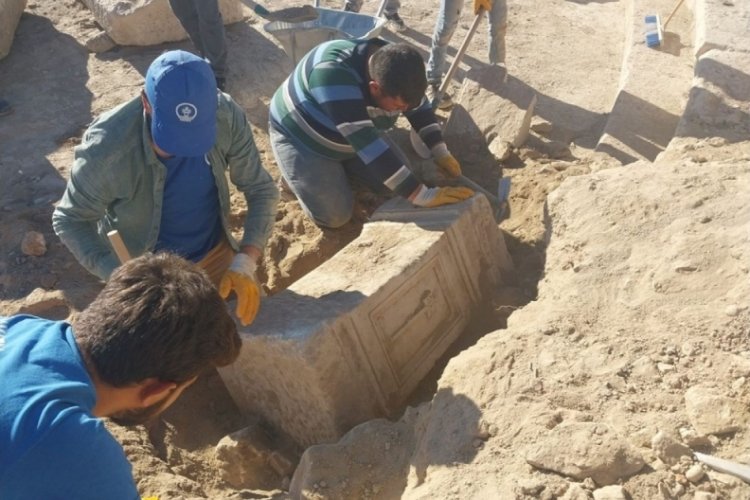 Konya'da 1800 yıllık kabartmalı sunak bulundu