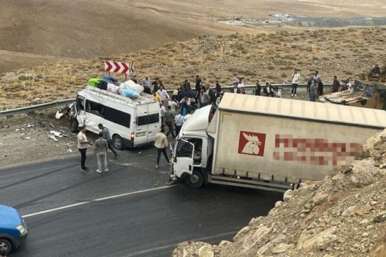 Van- Hakkari karayolunda kamyon ile yolcu minib&uuml;s&uuml; &ccedil;arpıştı! 1 &ouml;l&uuml;, 11 yaralı