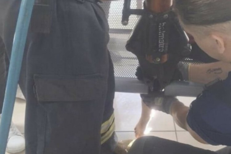 Manisa'da ayağı banka sıkışan &ccedil;ocuğu itfaiye kurtardı