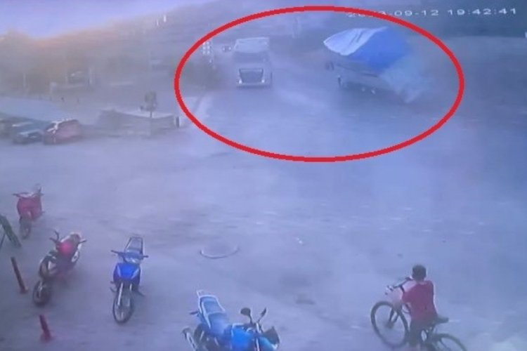 Bursa'da virajı alamayan tır ara&ccedil;lara &ccedil;arpıp devrildi!