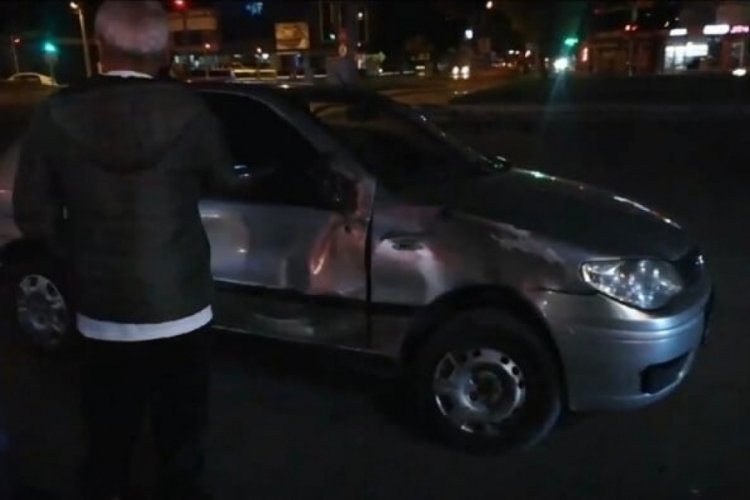 D&uuml;zce'de motosiklet otomobile &ccedil;arpıp d&uuml;kkana girdi!