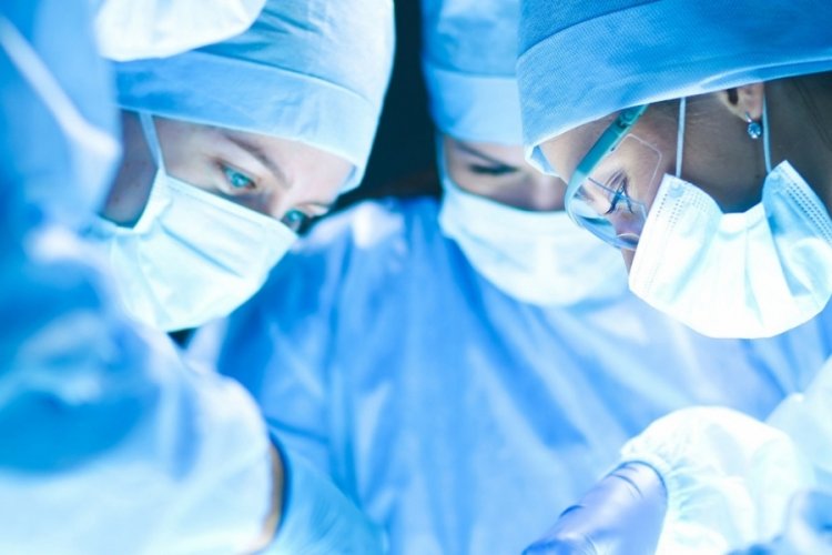 İngiltere'de kadın cerrahlar meslektaşları tarafından cinsel tacize uğruyor