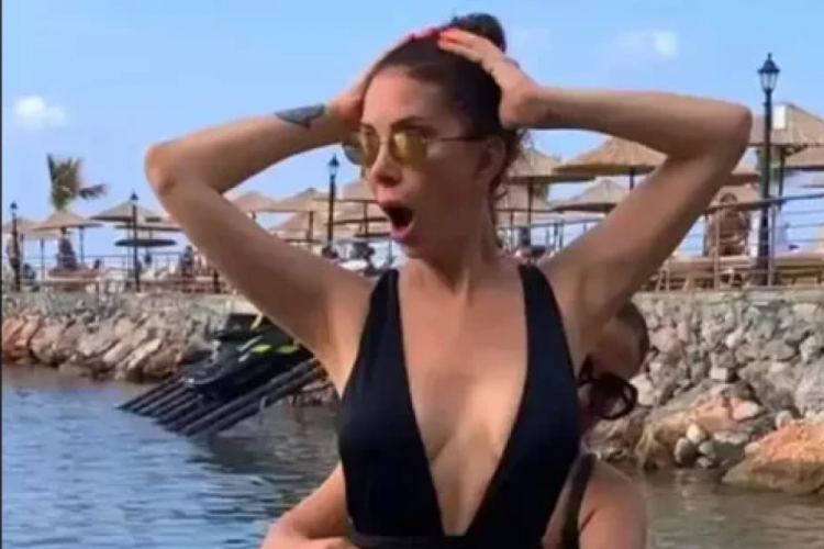 Tuğba &Ouml;zerk plajda v&uuml;cudunu &ouml;l&ccedil;t&uuml;rd&uuml;