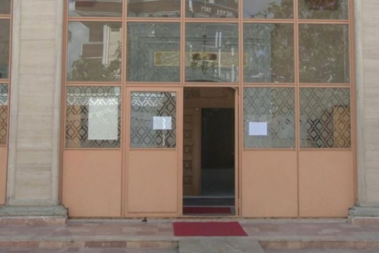 3 g&uuml;nl&uuml;k bebek cami avlusuna bırakıldı