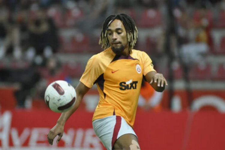 Galatasaray'ın sağ beki Sacha Boey, s&ouml;zleşme uzatma teklifine olumsuz yaklaşıyor