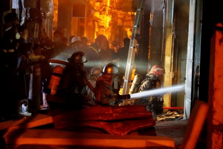 Vietnam'da apartmanda yangın: &Ccedil;ok sayıda kişi hayatını kaybetti