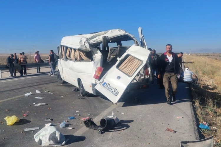 Lastiği patlayan yolcu minib&uuml;s&uuml; devrildi! &Ouml;l&uuml; ve yaralılar var