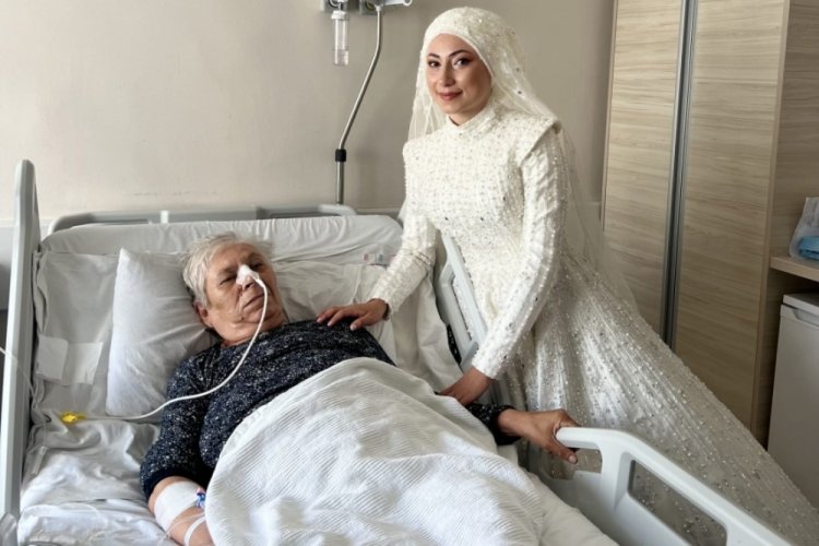 Bursa'da hastanedeki babaannesini gelinliğiyle ziyaret etti