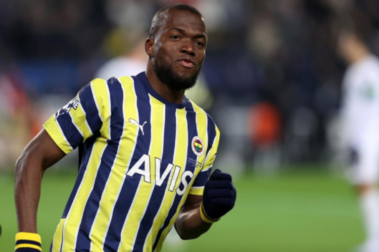 Enner Valencia penaltıyı ka&ccedil;ırdı!